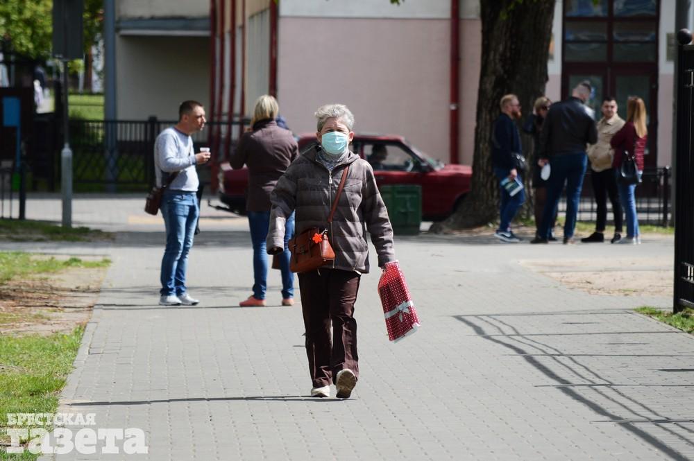 Жители Бреста ходят в масках во время пандемии коронавируса COVID-19. 13 мая 2020 года. Фото: