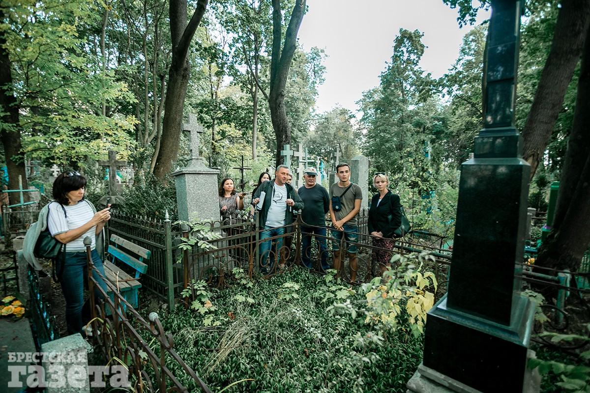 Экскурсия по Тришинскому некрополю в Бресте с краеведом Иваном Чайчицем. Фото: "Брестская газета"