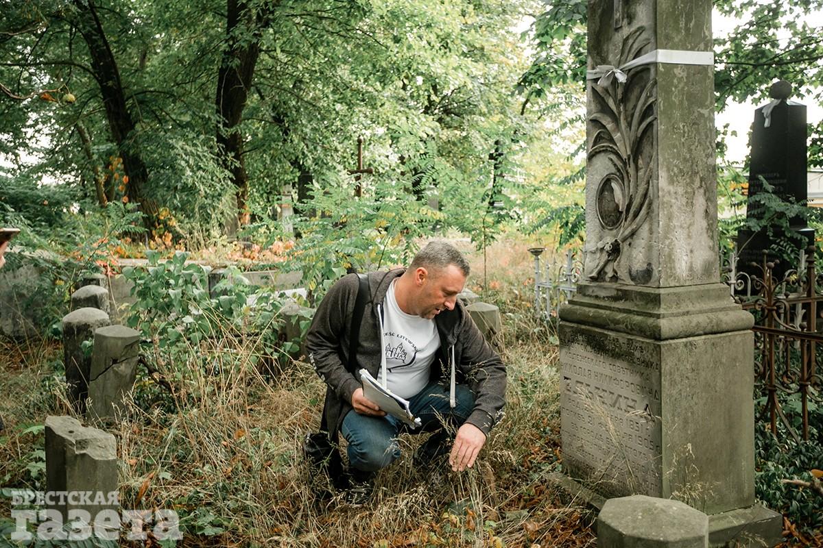 Экскурсия по Тришинскому некрополю в Бресте с краеведом Иваном Чайчицем. Фото: "Брестская газета"
