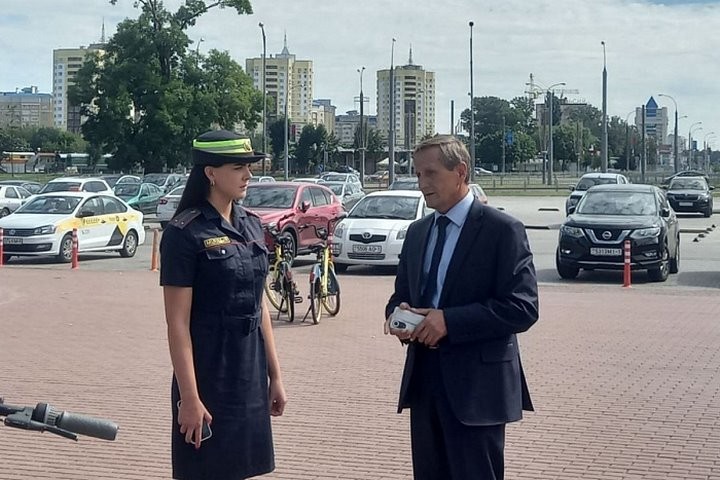 Григорий Бысюк общается с сотрудником ГАИ