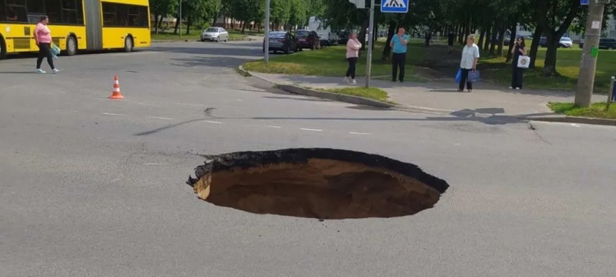 Огромная яма в асфальте в Барановичах. Иллюстративное фото