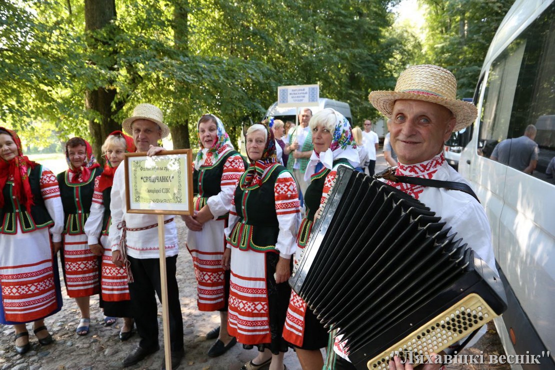 Участницы фестиваля в национальных беларуских костюмах.