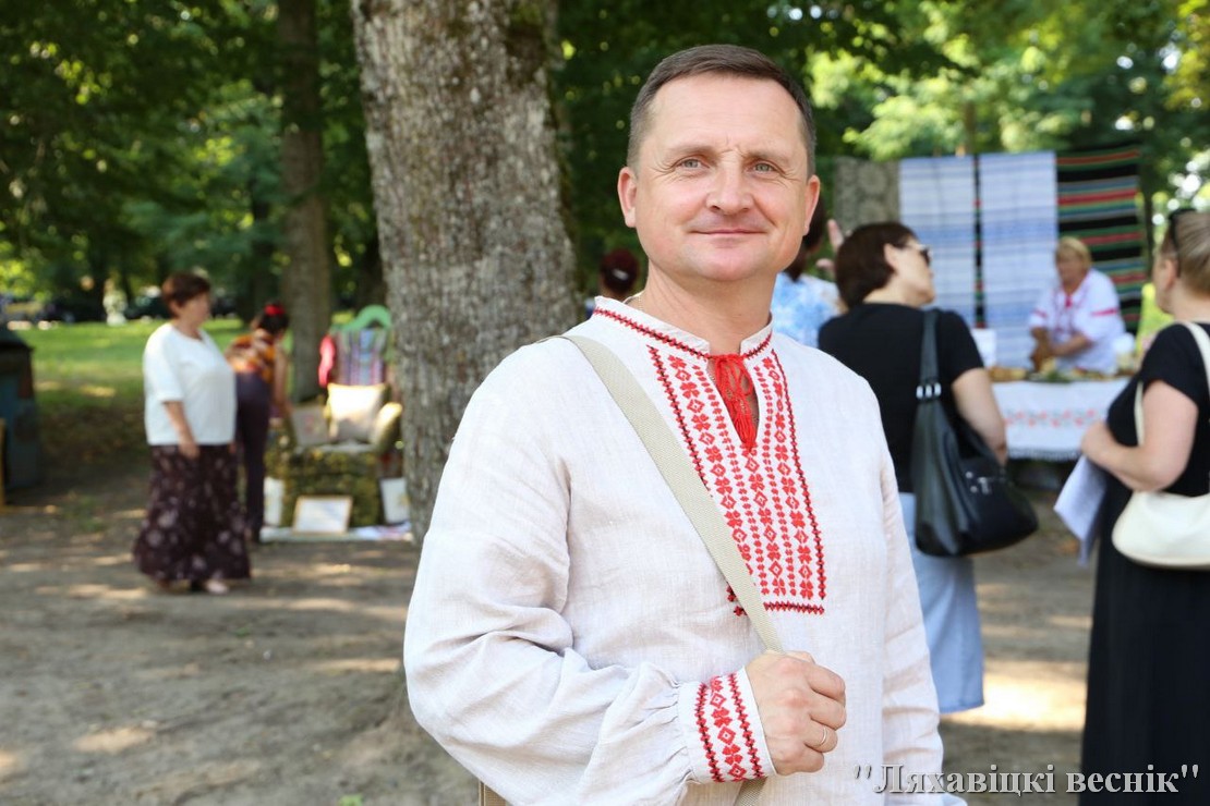 Участник фестиваля в вышиванке.