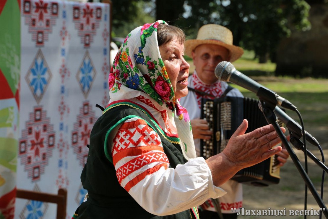 Участница фестиваля поет на сцене.