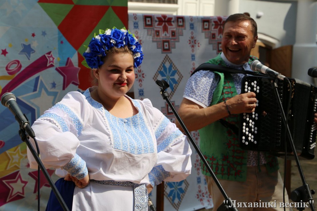 Участница фестиваля на сцене.
