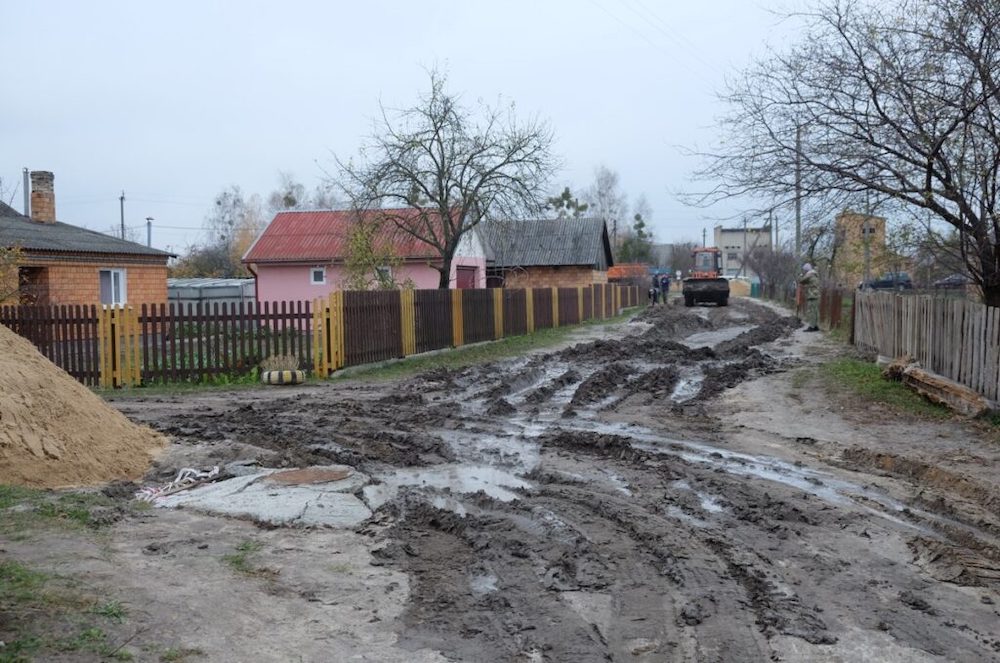 Предположительно дорога на улице Новой в поселке Речица после ремонта коллектора. Фото: polese.by.