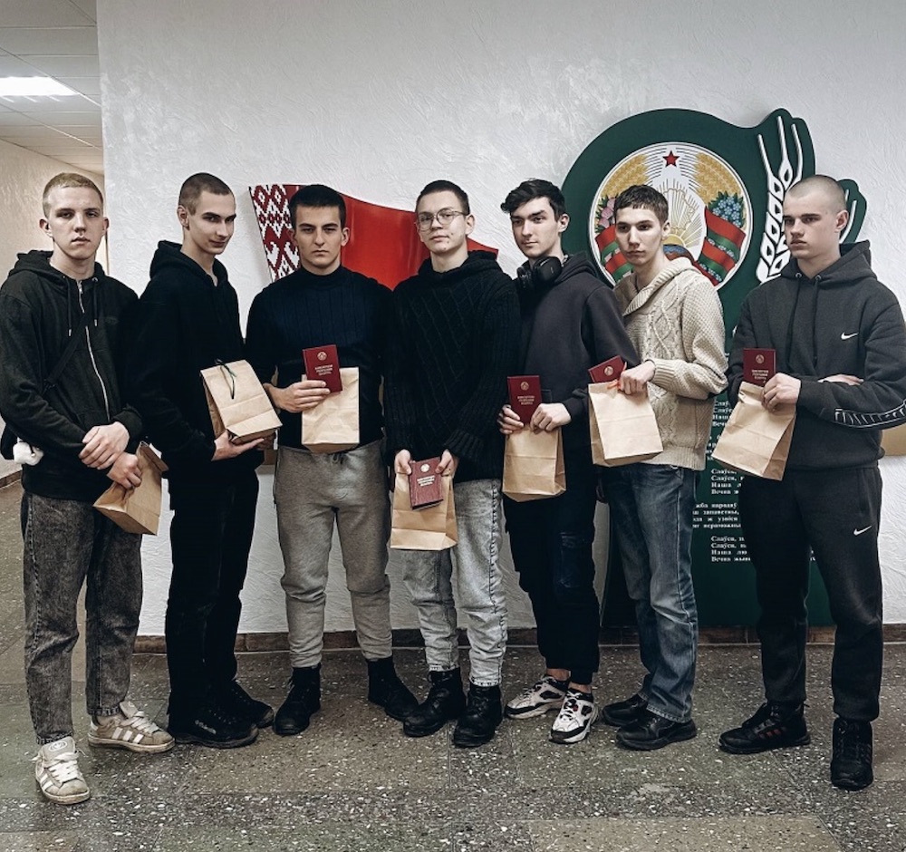 Учащиеся Малоритского государственного аграрного колледжа после досрочного голосования и вручения подарков на избирательном участке. Фото: malorita.by.