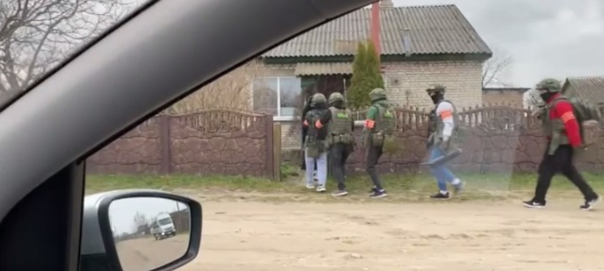 Силовики идут задерживать брестчанина за участие в протестах. Скриншот видео