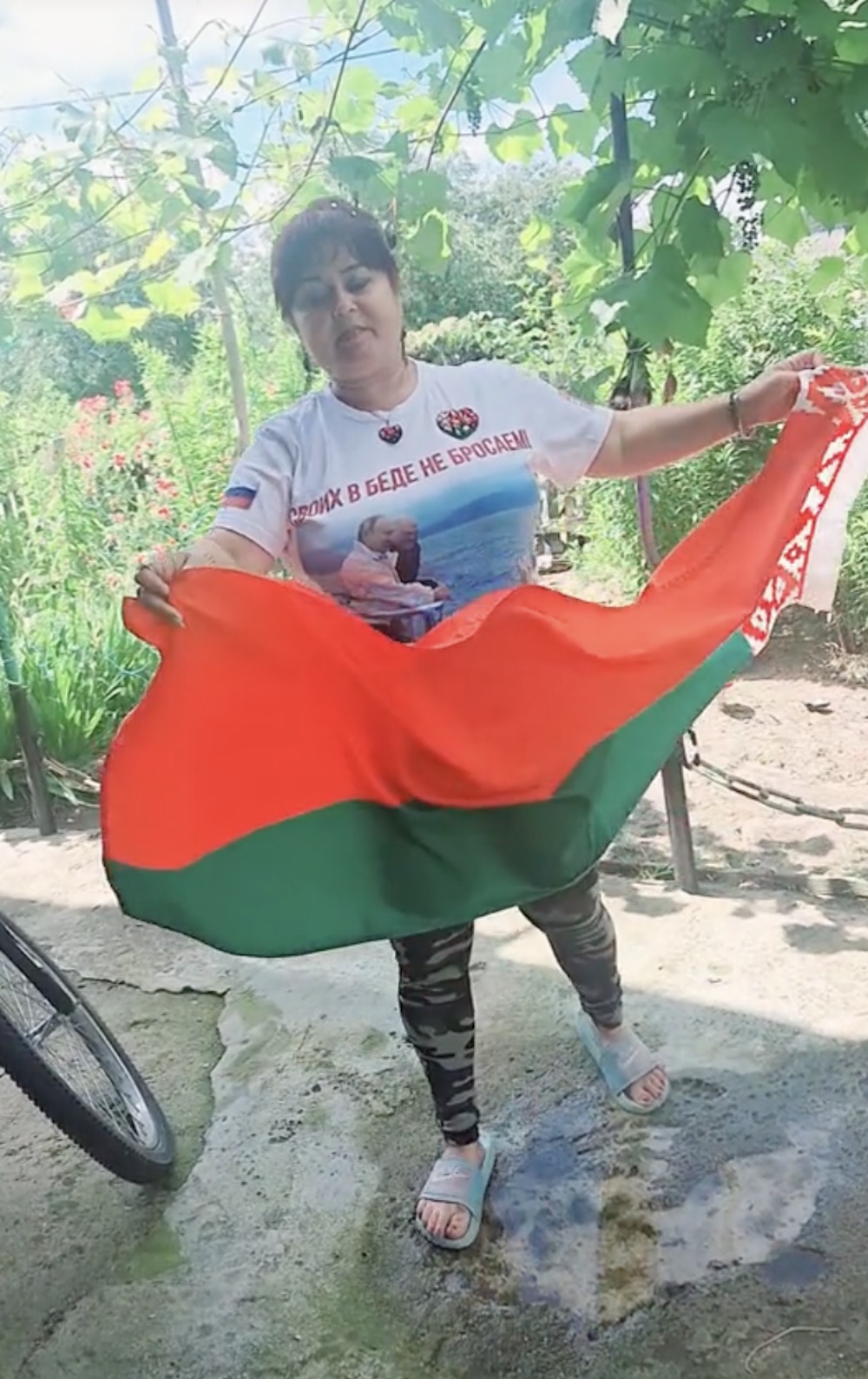 Провокаторша из Каменца Садия Гаранина показывает беларуский флаг своим подписчикам. Скриншот видео из TikTok.