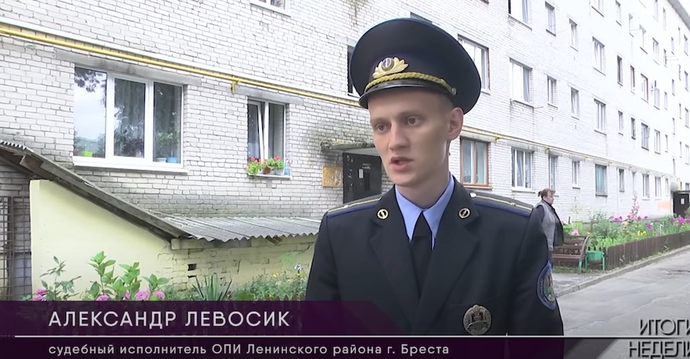 Судебный исполнитель ОПИ Ленинского района Бреста Александр Левосик дает интервью телеканалу «Буг ТВ». Скриншот из видео.