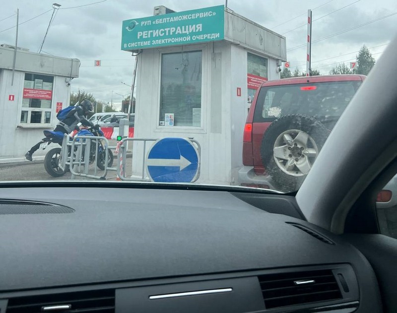 Регистрация в электронной очереди в зоне ожидания пункта пропуска «Брест»