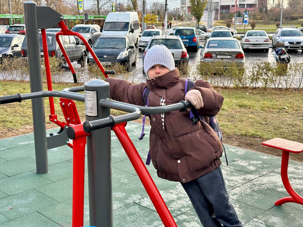 Школьник занимается на тренажере на новой уличной спортивной площадки в сквере у БелГазПромбанка (в районе ЦМТ). Фото: «Любимый Брест».