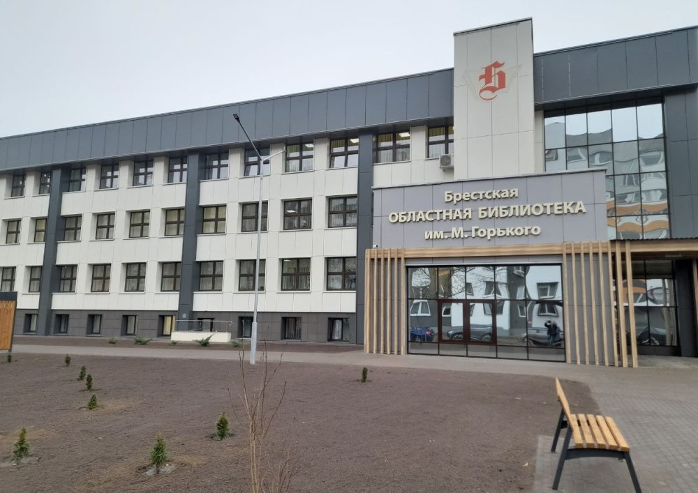 Брестская областная библиотека имени Горького после ремонта. Ремонт обошелся областному бюджету почти в 20 млн рублей. 