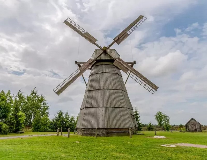 Мельница голландского (шатрового) типа из Березовки Кормянского района, перевезенная на территорию музея «Дудутки». Фото: Wikimedia Commons