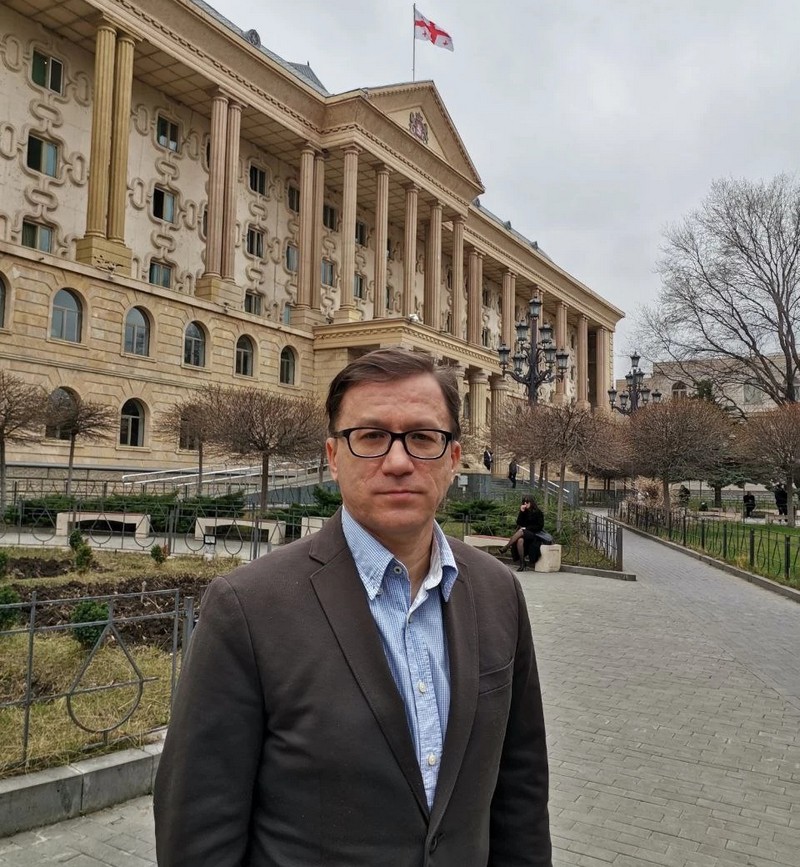 Роман Кисляк на фоне суда в Тбилиси. Фото из его личного архива