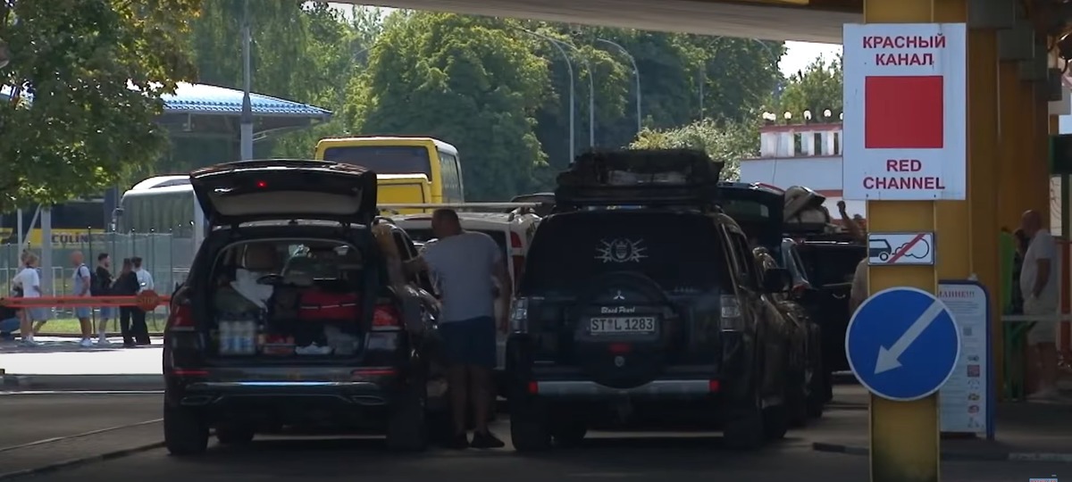 Автомобили на досмотре в пункте пропуска «Брест». Скриншот видео