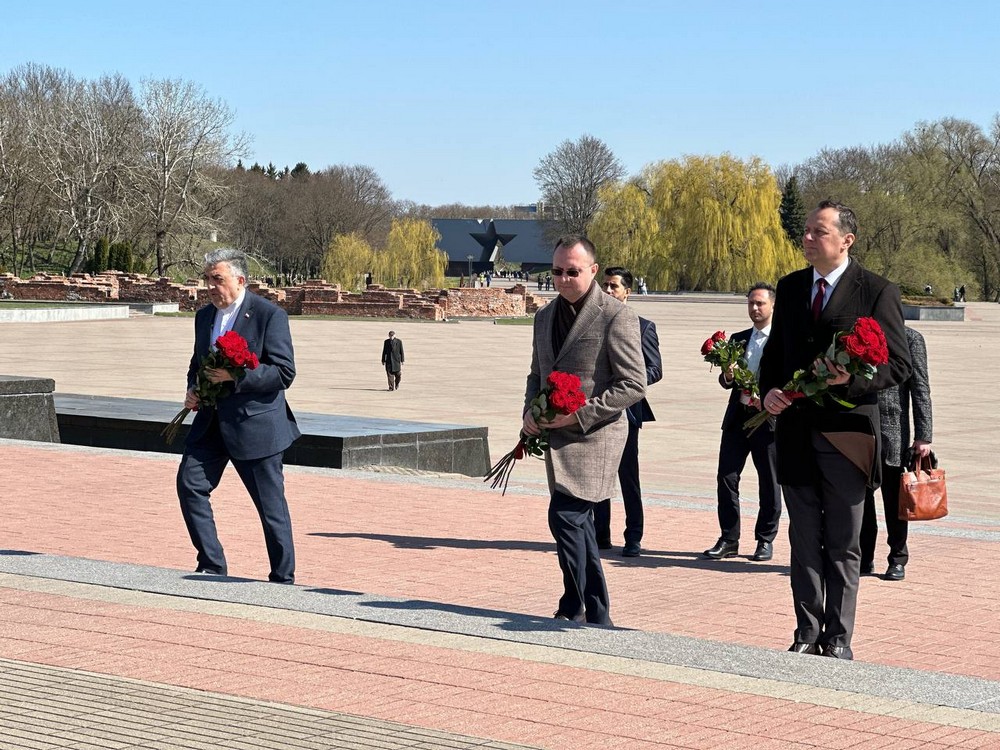 Сергей Лободинский во время возложения цветов в Брестской крепости вместе с иранской делегацией. 2 апреля 2025 года. Фото: Брестский горисполком