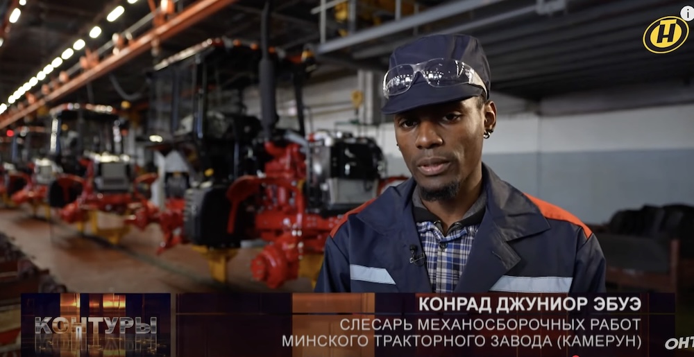 Слесарь из Камеруна на МТЗ дает интервью. Скриншот из сюжета «ОНТ».