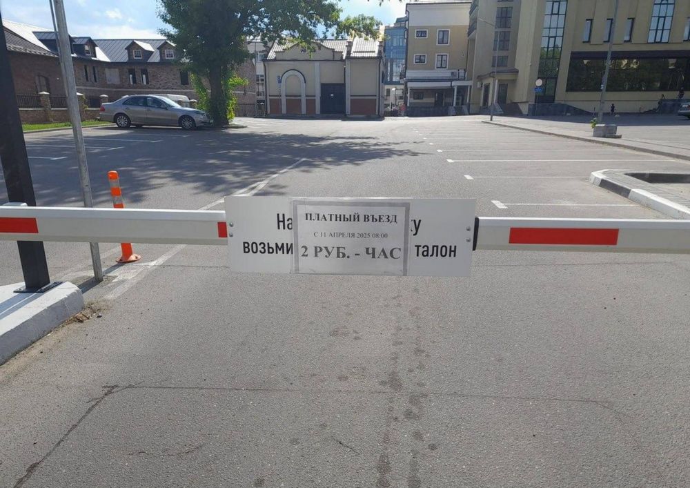 Пустующая платная парковку возле торгового центра «Дидас Персия» в Бресте. 29 мая 2025 года