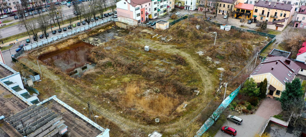 Территория бывшего «Прибужского квартала» в Бресте, где спилили деревья. Фото: ВаськаПилот
