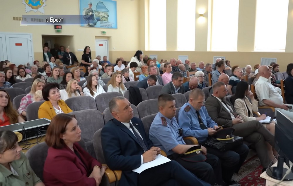 Встреча жителей Южного с властями Бреста по поводу строительства детского сада. Скриншот видео