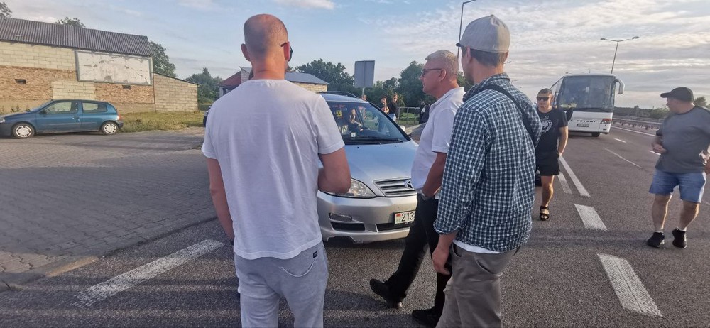 Беларусы не дают автомобилю влезть в очередь. Фото из приграничного чата