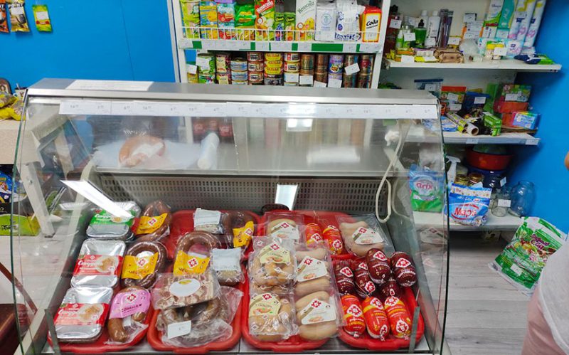 Перед визитом чиновников в магазине в деревне Добрый Бор появились продукты. Фото: «Наш край»