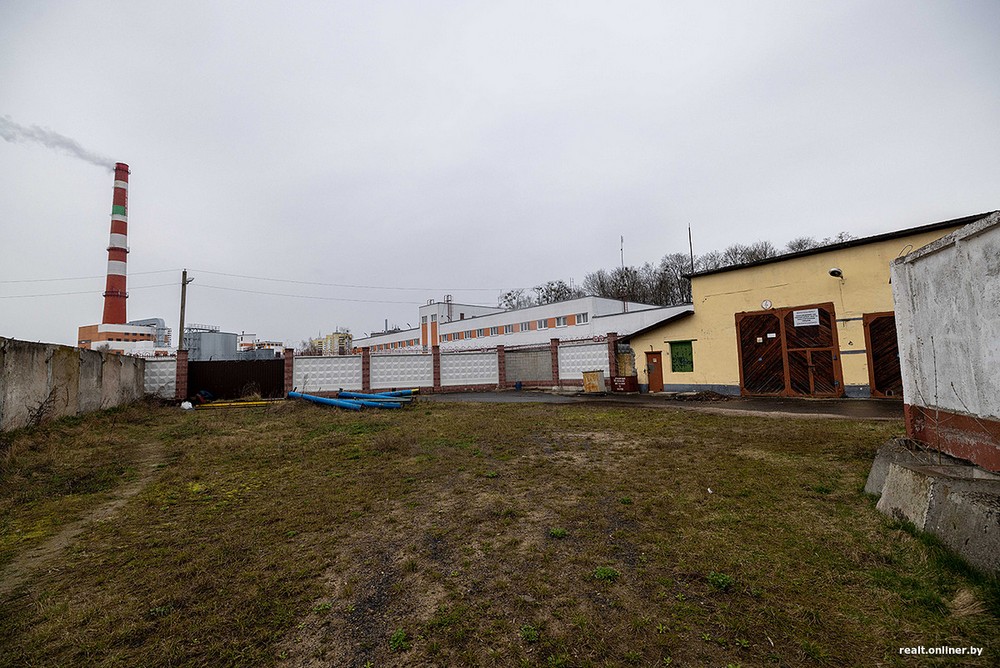 Территория возле гаража, который купил Владислав Позняк. Фото: Onliner