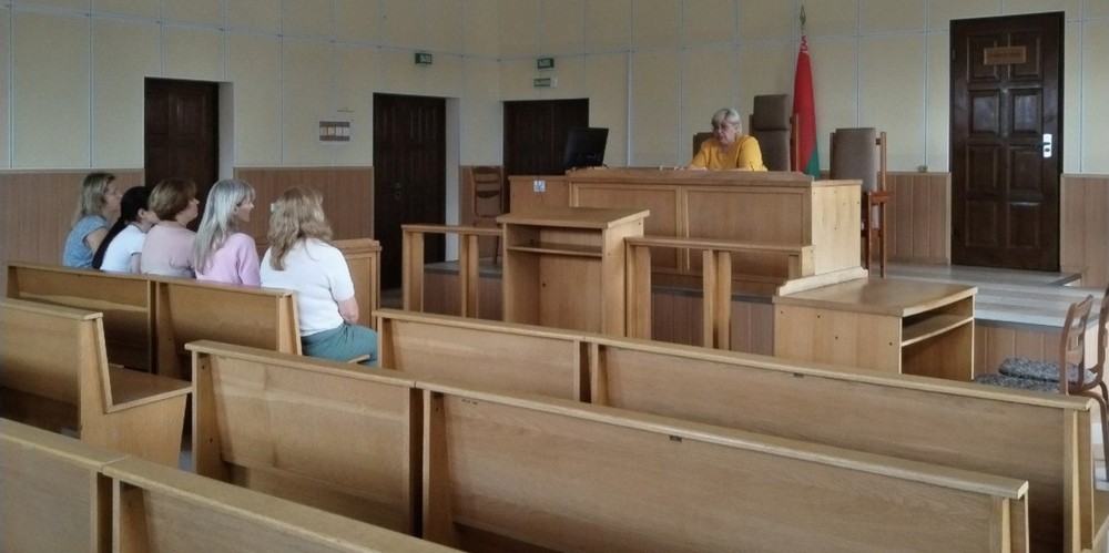 Судья Алла Богнат во время беседы про коррупцию. Фото пресс-службы суда Кобринского района