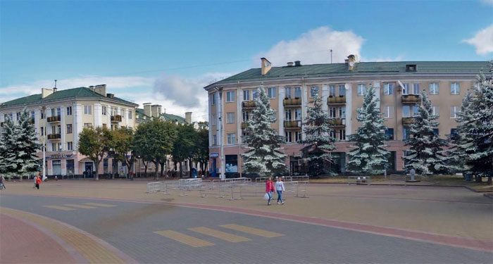 Так должна была выглядеть площадь Ленина в Брест через несколько лет после посадки елей. Их посадили в 2018 году. Рендер Брестского горисполкома