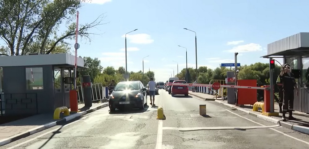 Выезд из пункта пропуска «Брест» на мост в сторону Польши. Скриншот видео