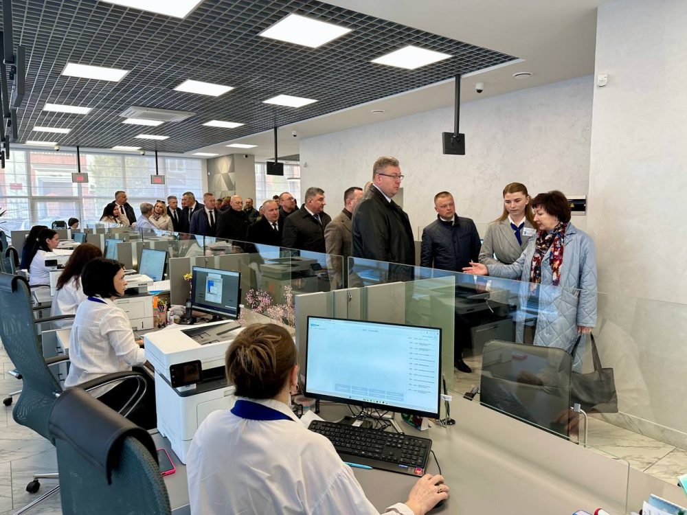 Чиновники на экскурсии в службе «Одно окно». Фото: Брестский горисполком