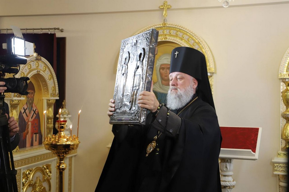 Архиепископ Брестский и Кобринский Иоанн держит в руках икону. Фото: ГТК