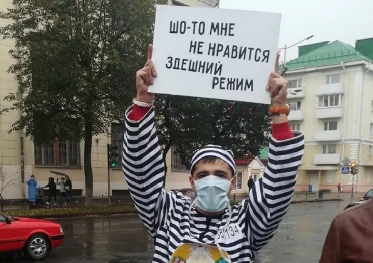 Политзаключенный житель Барановичей Самир Гулу-Заде во время протестов в Барановичах в 2020 году