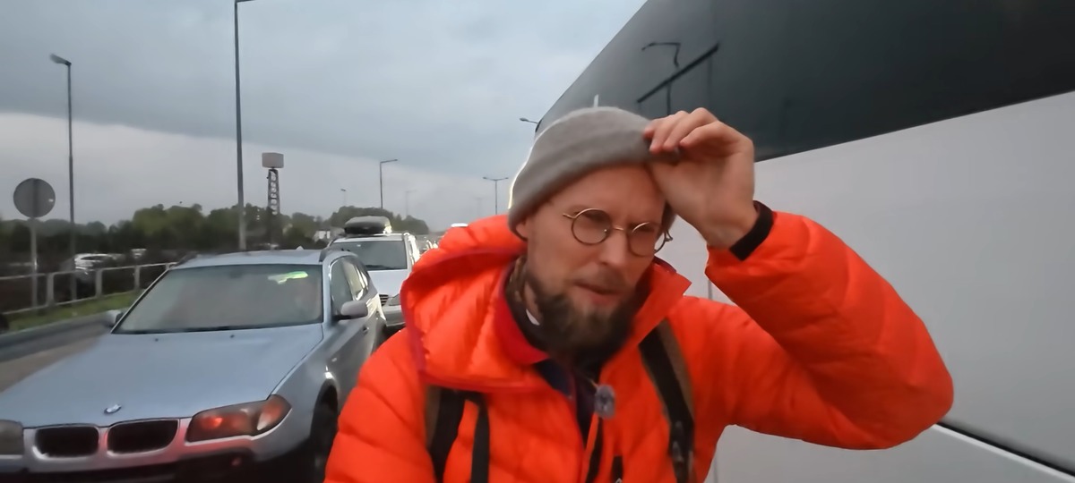 Польский тревел-блогер Томаш Якимюк на границе Польши с Беларусью. Скриншот видео
