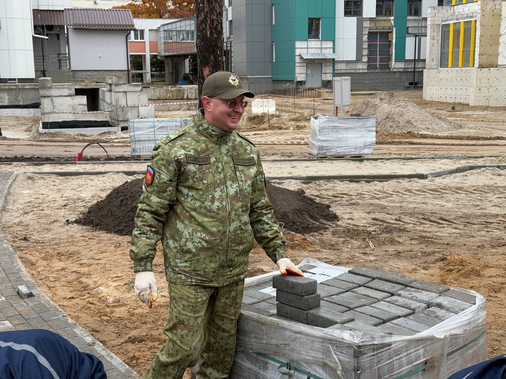 Сергей Лободинский во время субботника 25 октября 2025 года