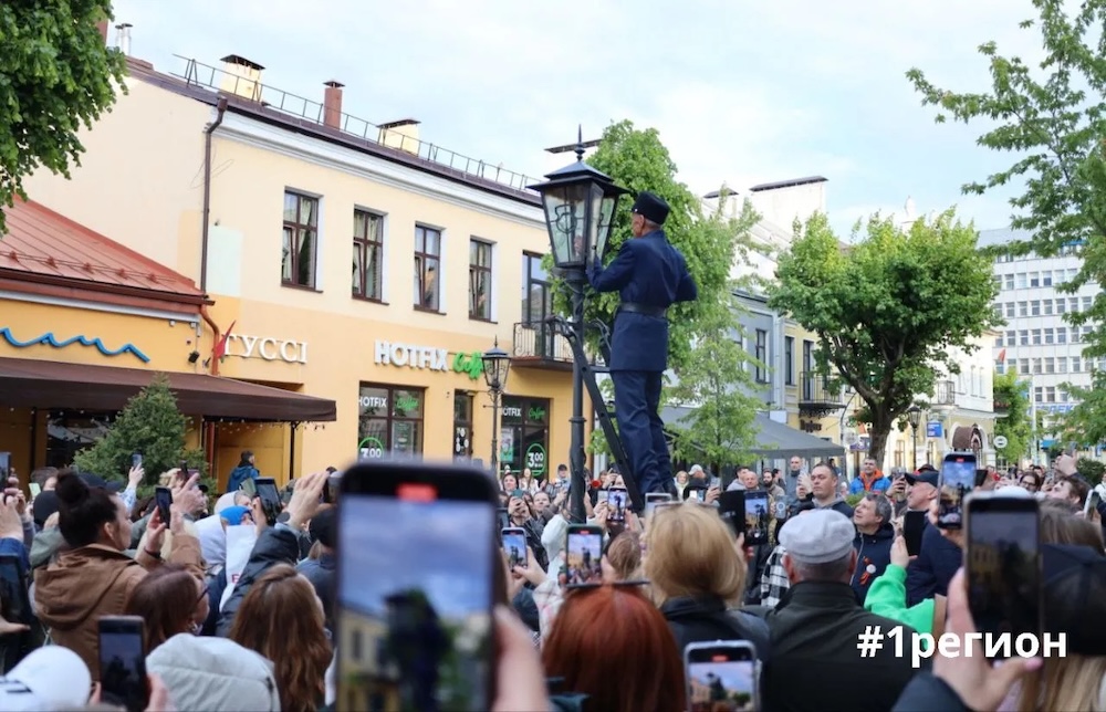 Фонарщик зажигает фонари в Бресте на Советской.