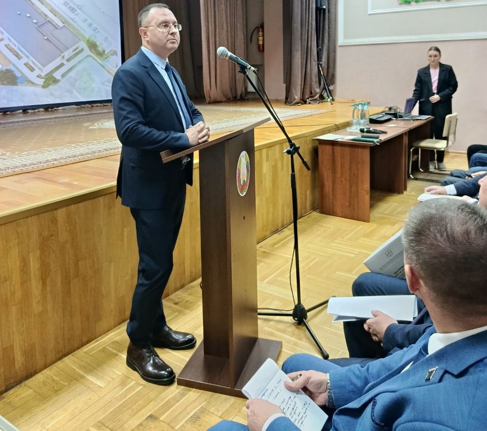 Председатель Брестского горисполкома Сергей Лободинский на встрече с жителями Южного по поводу строительства детского сада