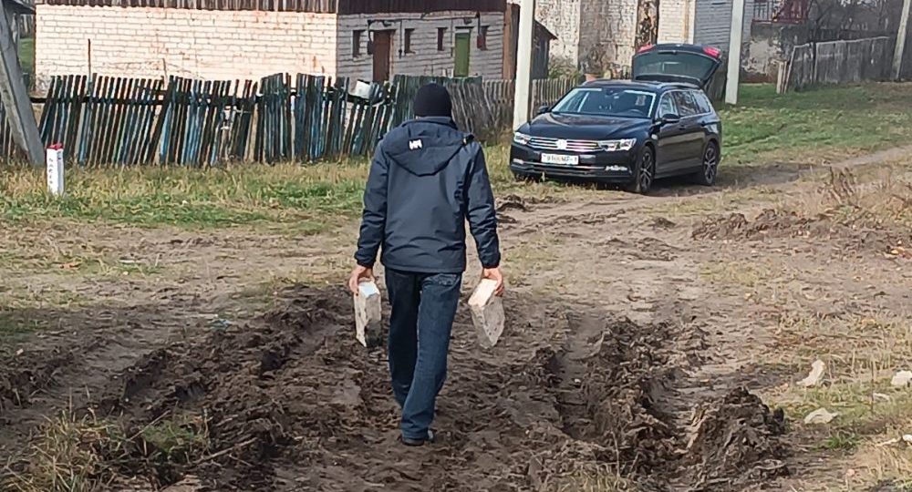 мужчина уносит кирпичи 