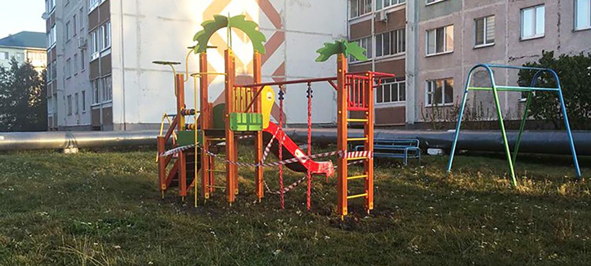дзіцячая пляцоўка на прыдамавой тэрыторыі