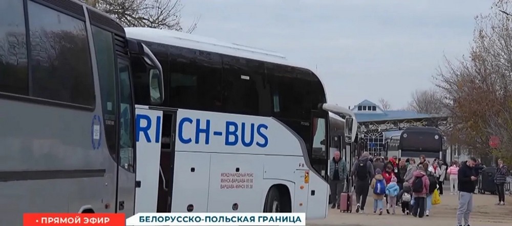 Очередь из автобусов на границе Беларуси с Польшей в ноябре 2025 года. Скриншот видео