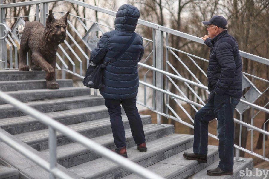 Рыси на мосту в Гомеле.