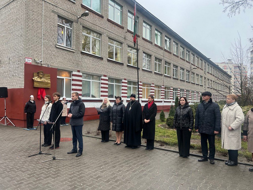 Открытие QR-кода в гимназии №6 Бреста. Фото: Брестский горисполком