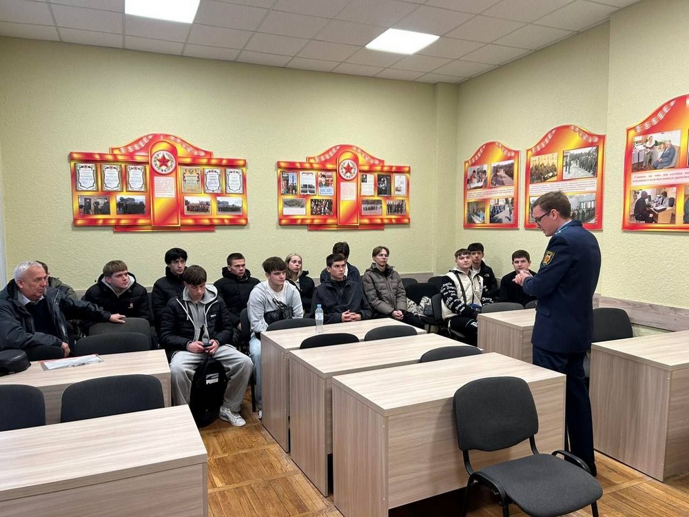 Студентам колледжа читают лекцию про ответственность за уклонение от службы в армии. Фото: военкомат Бреста
