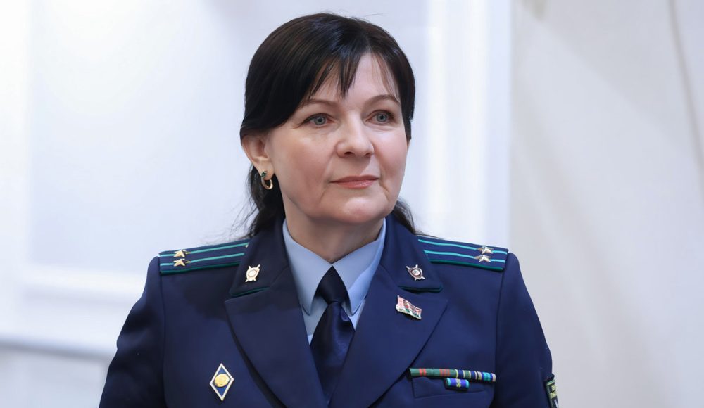 женщина в костюме прокурора 