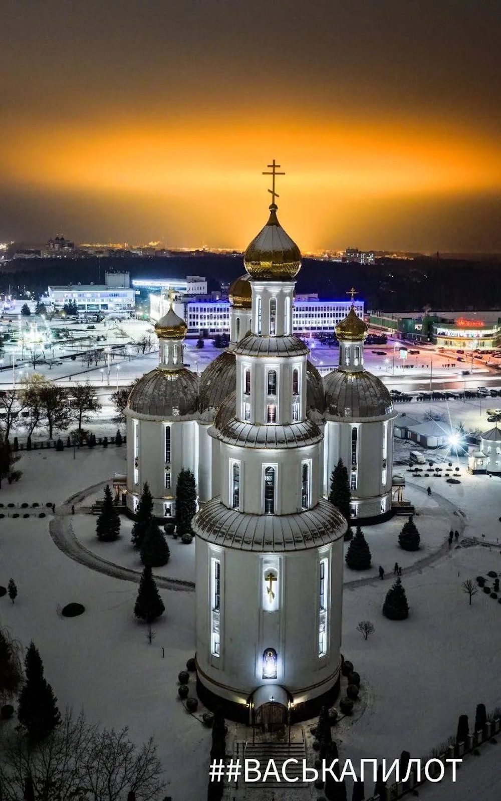 Свято-Воскресенский собор в Бресте на фоне здания Московской администрации. 