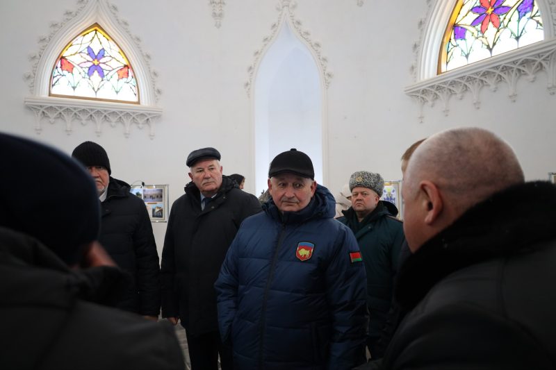 Чиновники во время экскурсии в каплице Ожешко