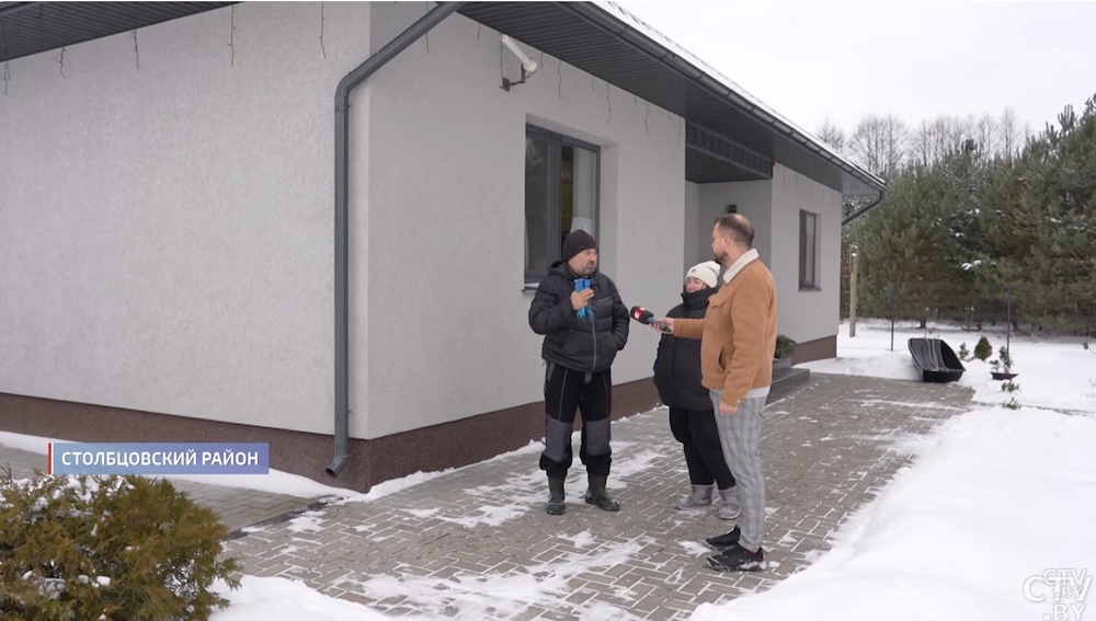 Супруги Андрей и Олеся Сургановы из деревни Жуков Борок на фоне своего умного дома разговаривают с корреспондентом СТВ.
