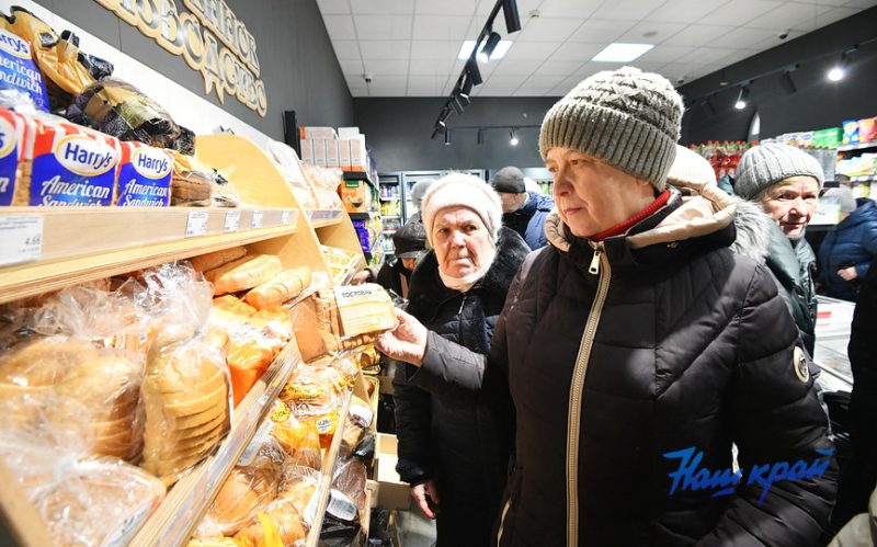 Первые посетители магазина «Южанка» в центре Барановичей