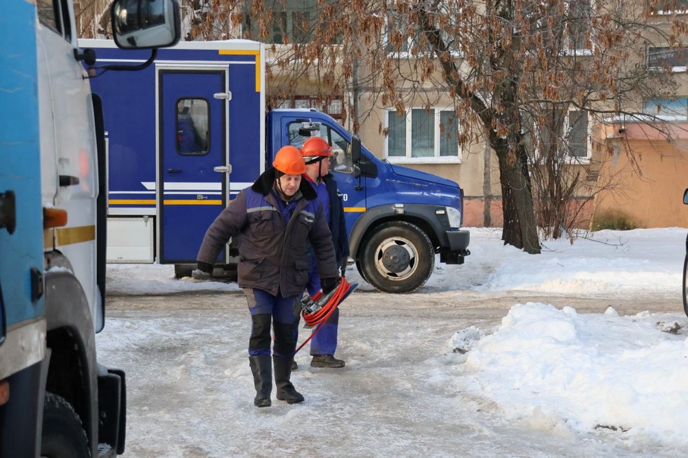 Сотрудники «Пинскводоканала» ищут место прорыва трубы в Пинске. Фото: «Пинский вестник»
